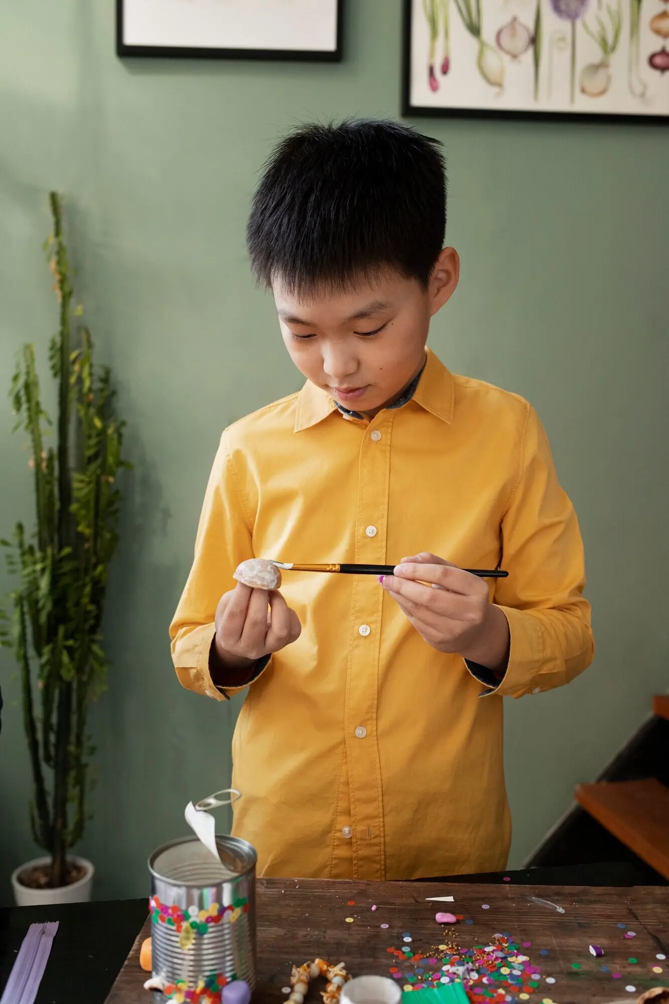 Junges Kind bastelt ein Do-it-yourself-Projekt aus upgecycelten Materialien.