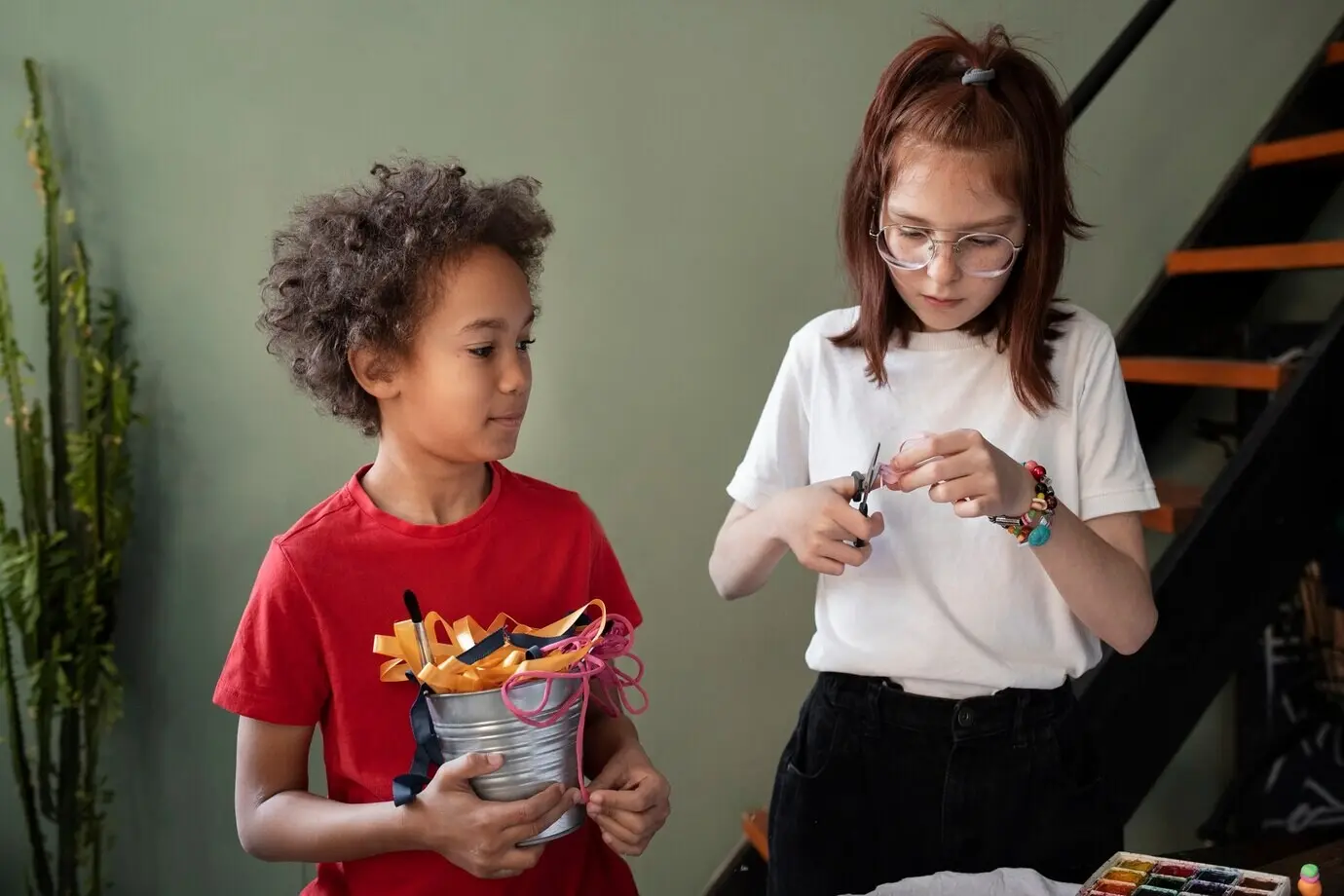Junge Kinder gestalten ein DIY-Projekt aus upgecycelten Materialien